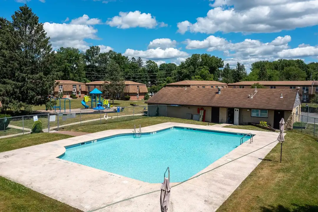 Country Manor Apartments – photo 1 of 12