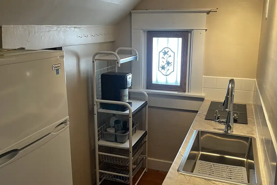 213 W Downie St unit B – photo 1 of 4