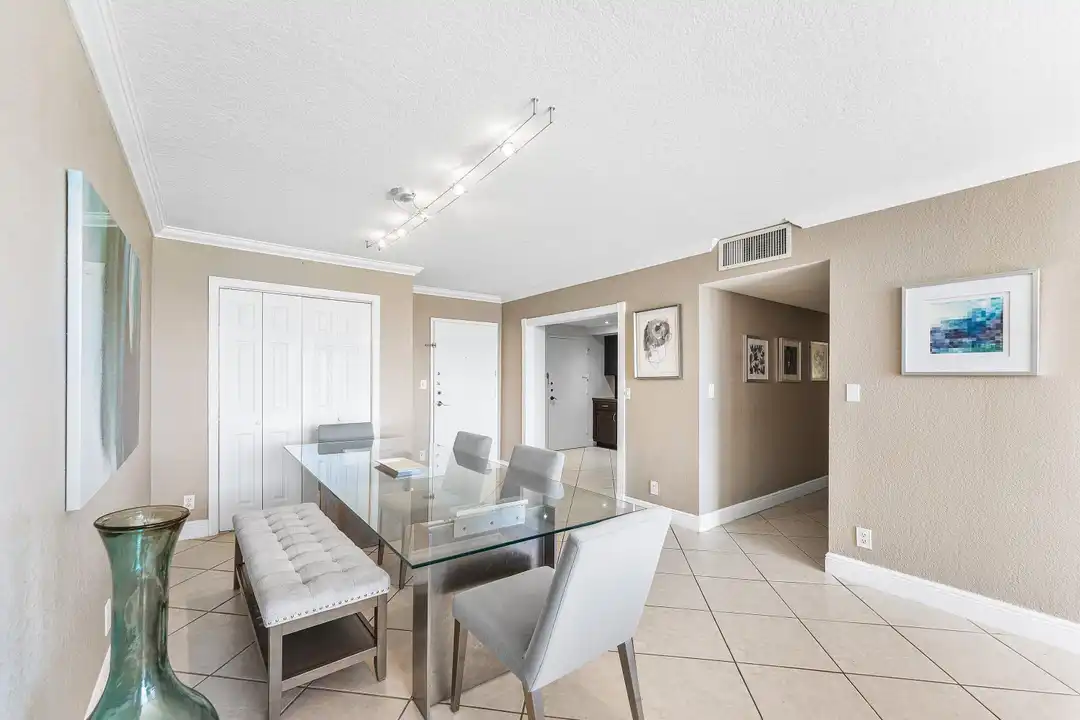 Apartment in Hollywood - View 5