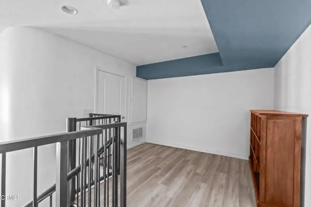 1901 Victoria Ave unit 201 - View 2