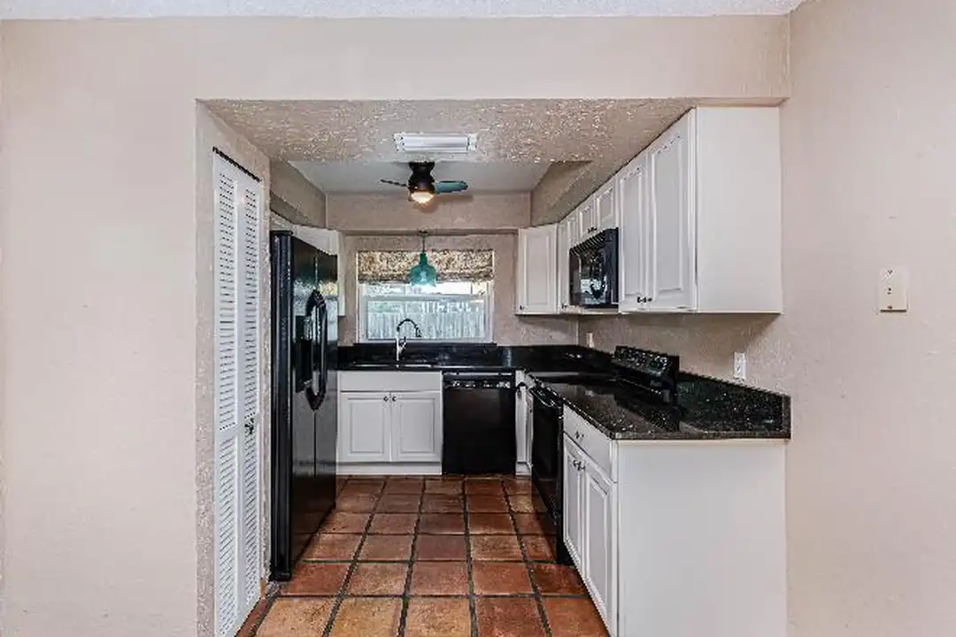 4711 W San Miguel St – další