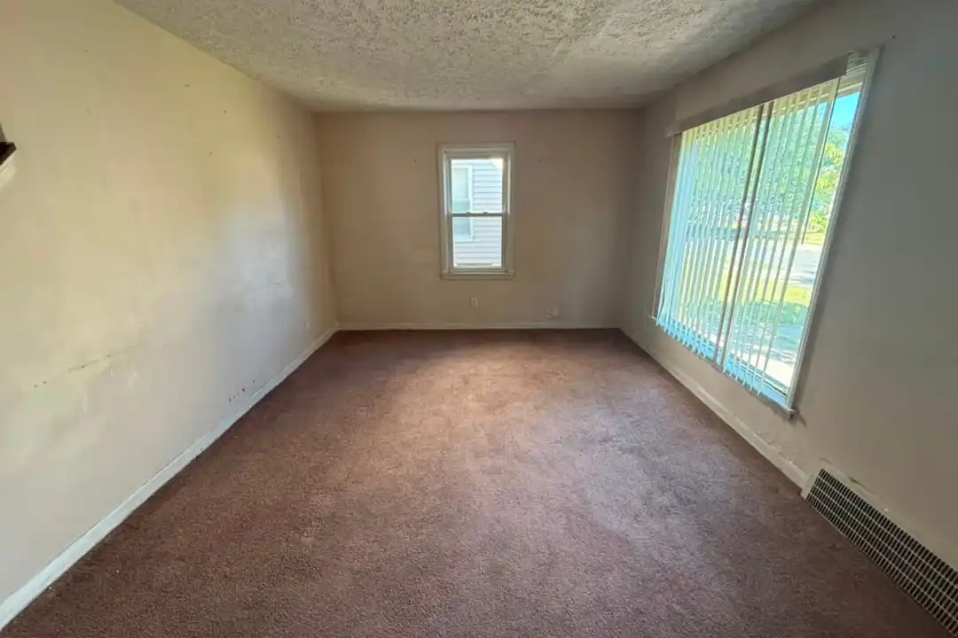 21502 Raymond St – photo 1