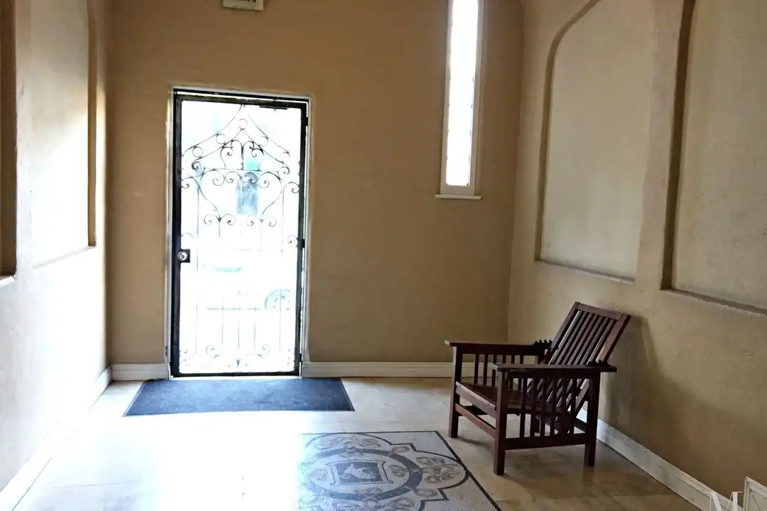 654 S Dunsmuir Ave unit 203 - View 3