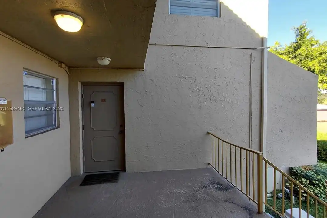 Apartment in Coral Springs - View 5