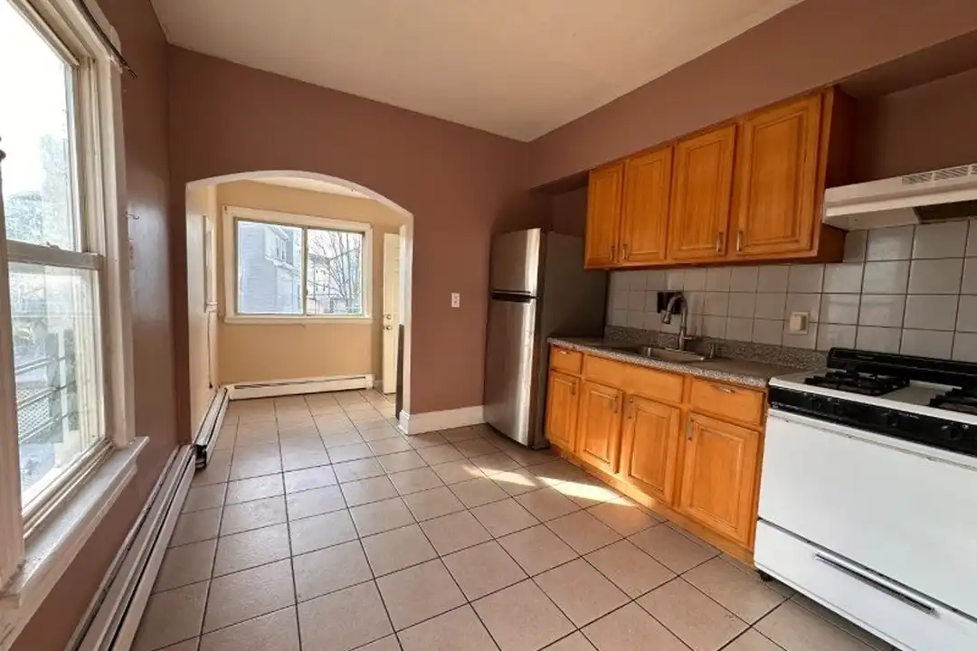 Apartment in Elizabeth - More