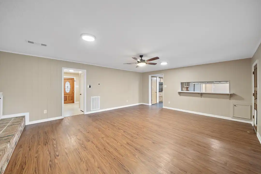 1104 Hillcrest Dr - View 4