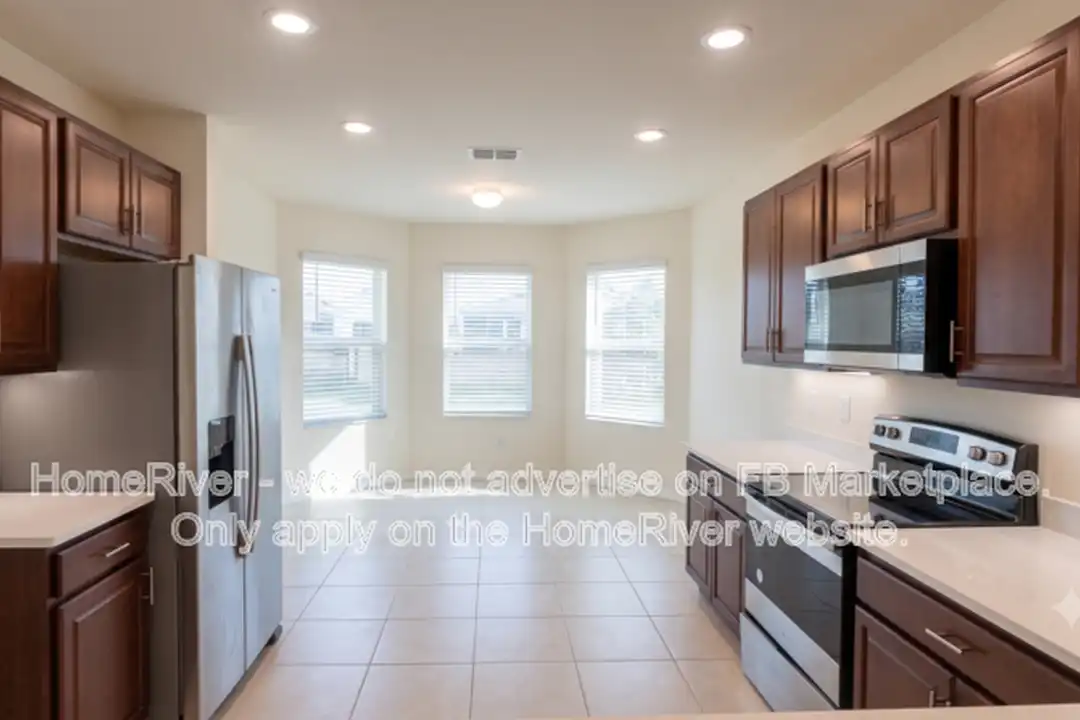 1009 NE 11th St - View 6