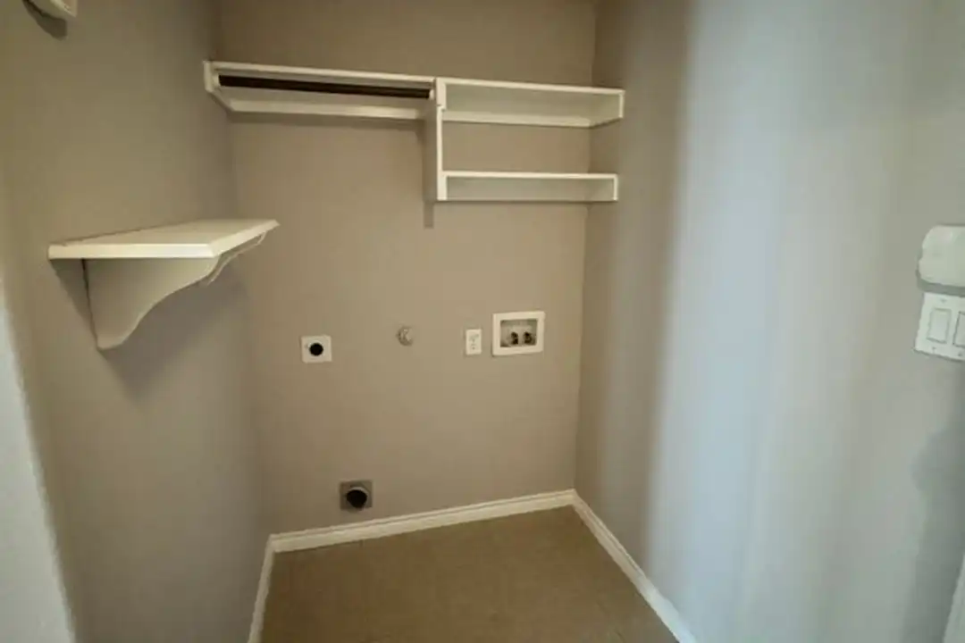 421 Commonwealth Dr - More
