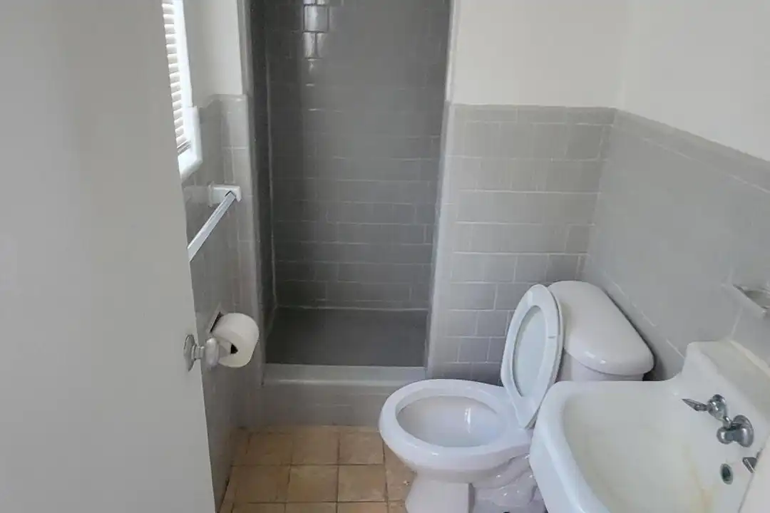 1927 Lincoln St unit 4 - More