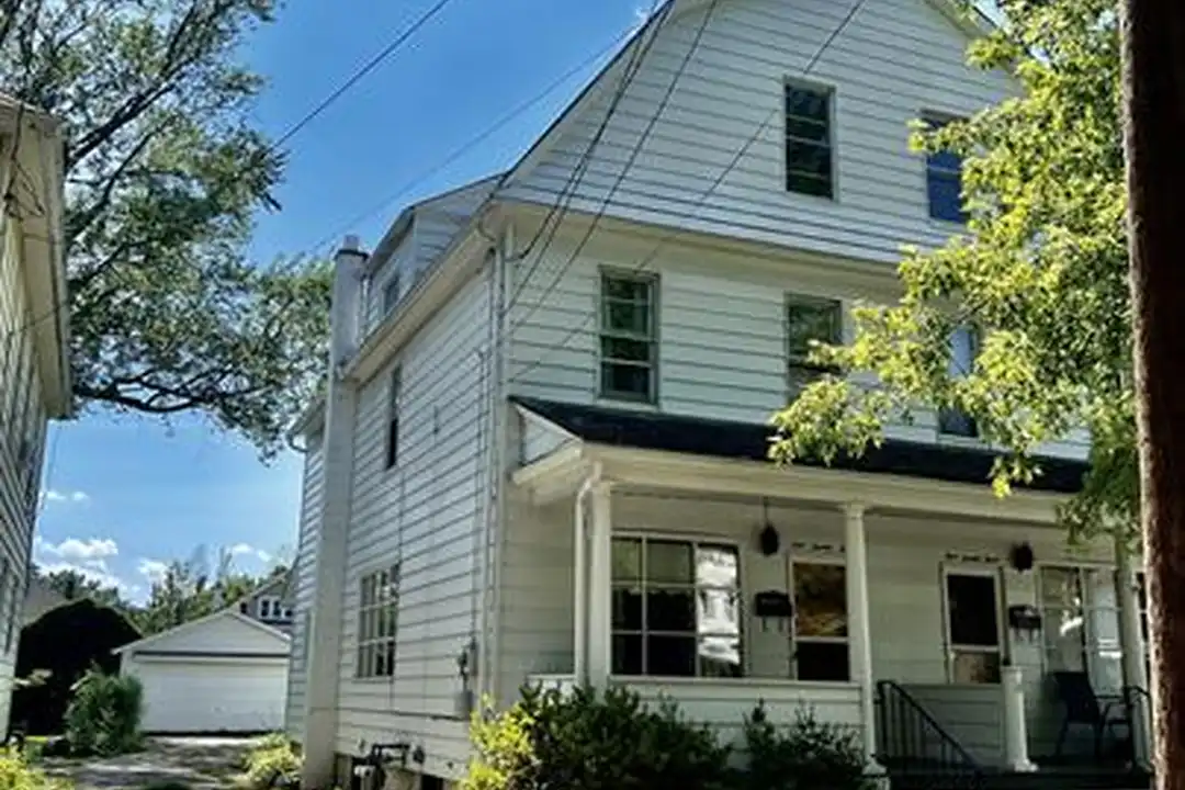 125 E Bennett St – photo 1 of 18