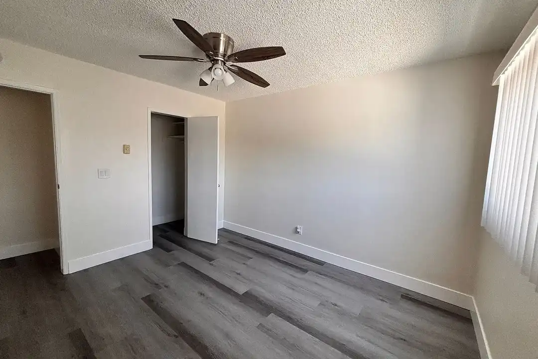 1133 Freeman Ave – photo 1