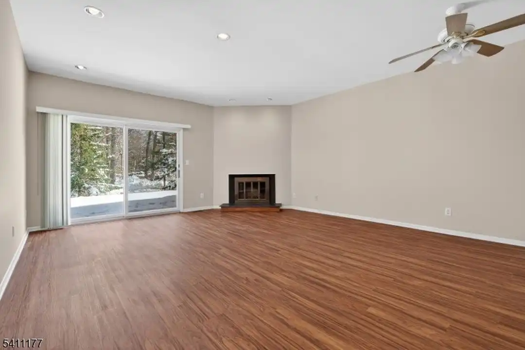 140 Kingston Ct - View 4