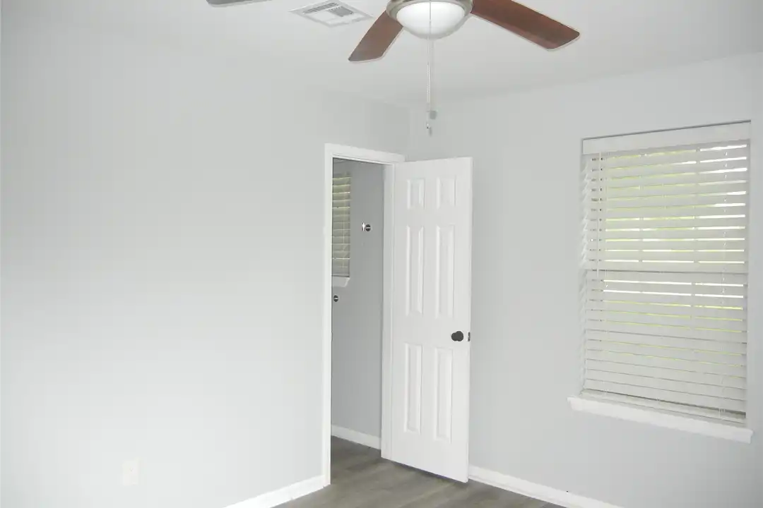 20811 Emerald St - More