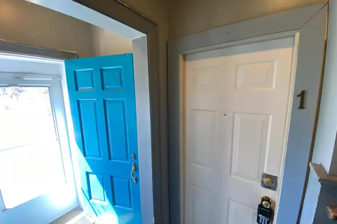 1003 Kenmore Ave unit 1 - View 3