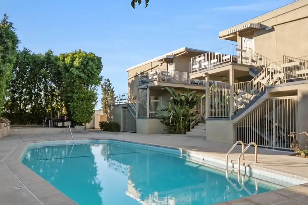 Tarzana Courtyard - View 6