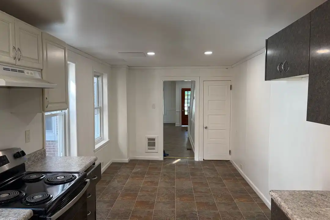 512 1/2 N Charlotte St - More