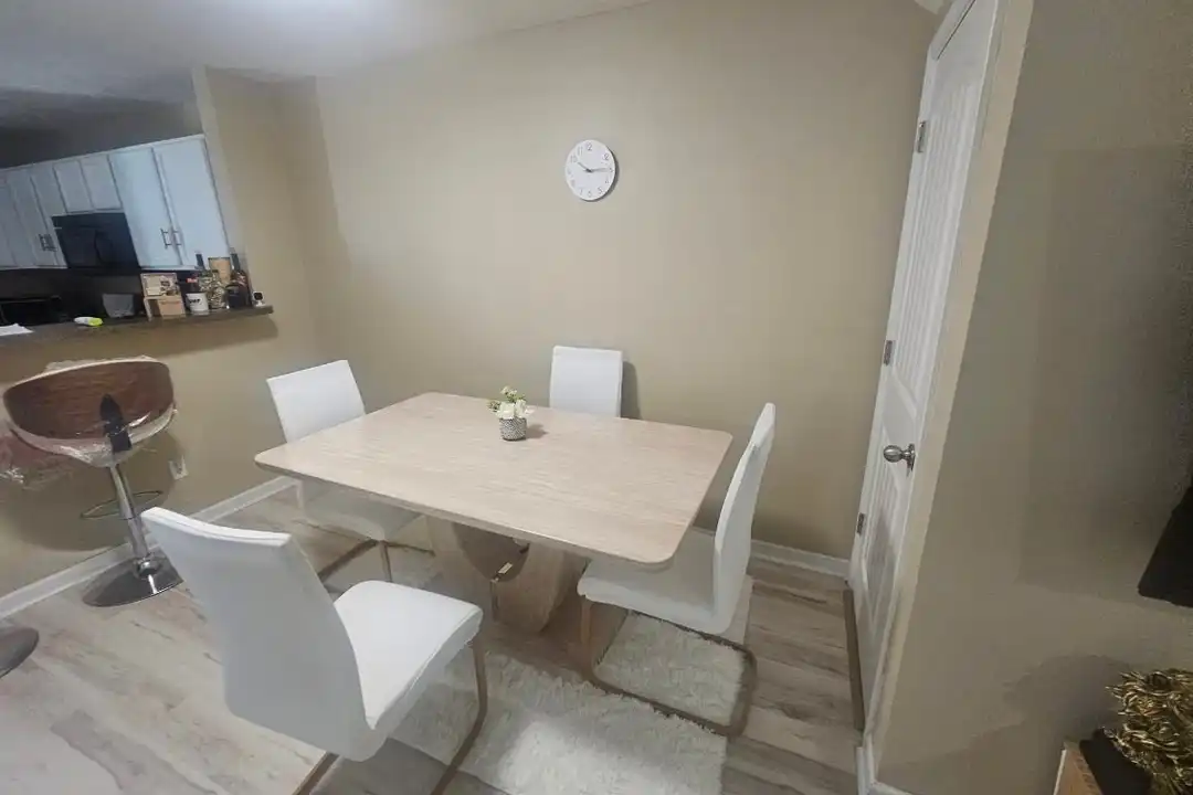 572 Bradburn Village Cir – další