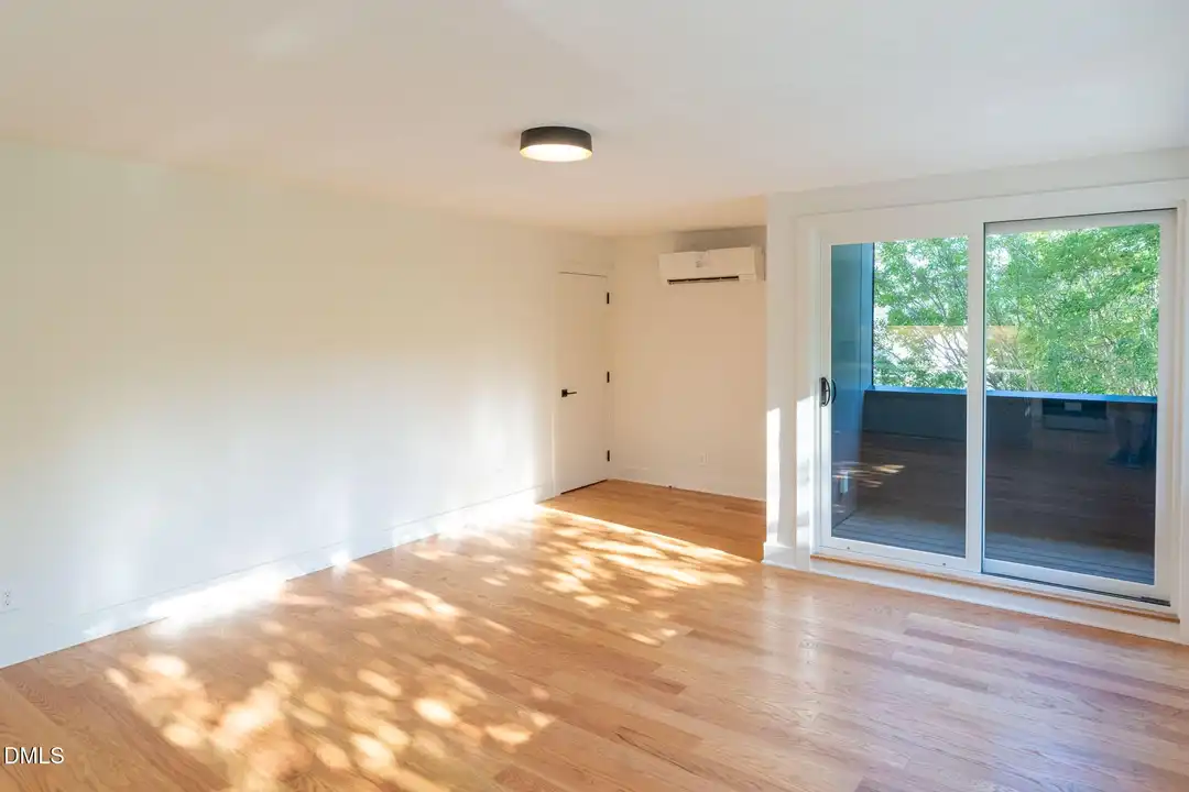 402 E Martin St - More