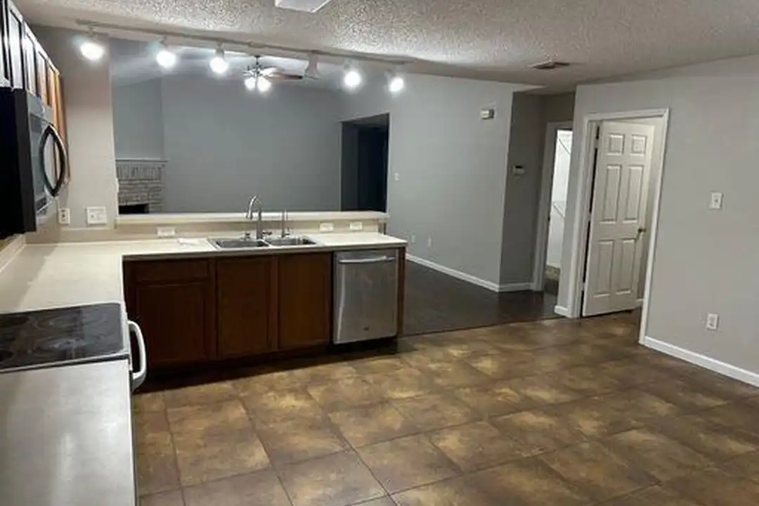 9328 Goldenview Dr - View 6
