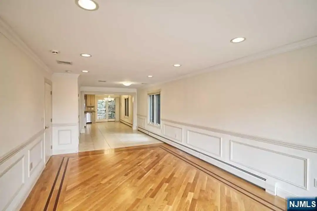 696 Undercliff Ave - View 2