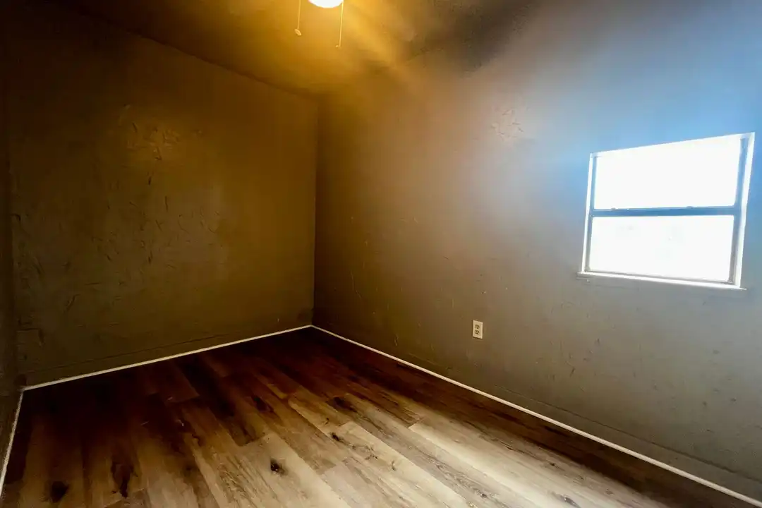220 N 6th St - More