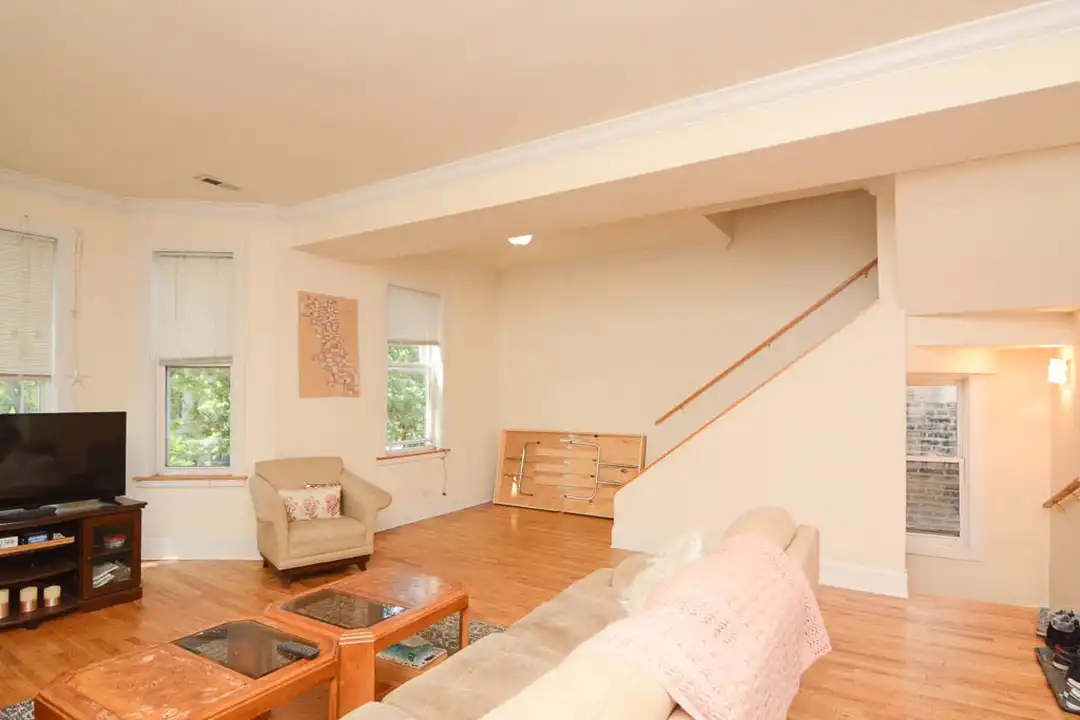 1309 W Roscoe St unit 3 - View 4