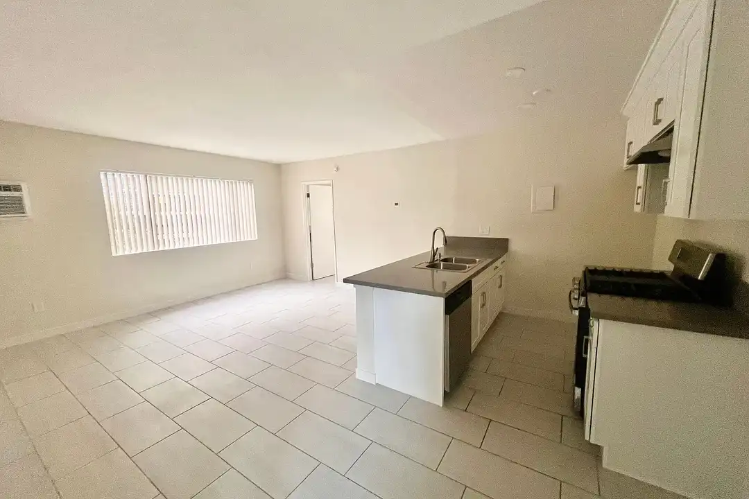 Apartment in Los Angeles, Lake Balboa - View 4