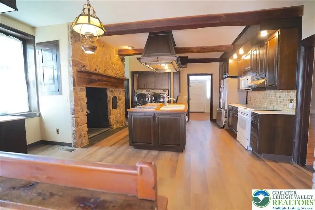 9020 Schantz Rd - More