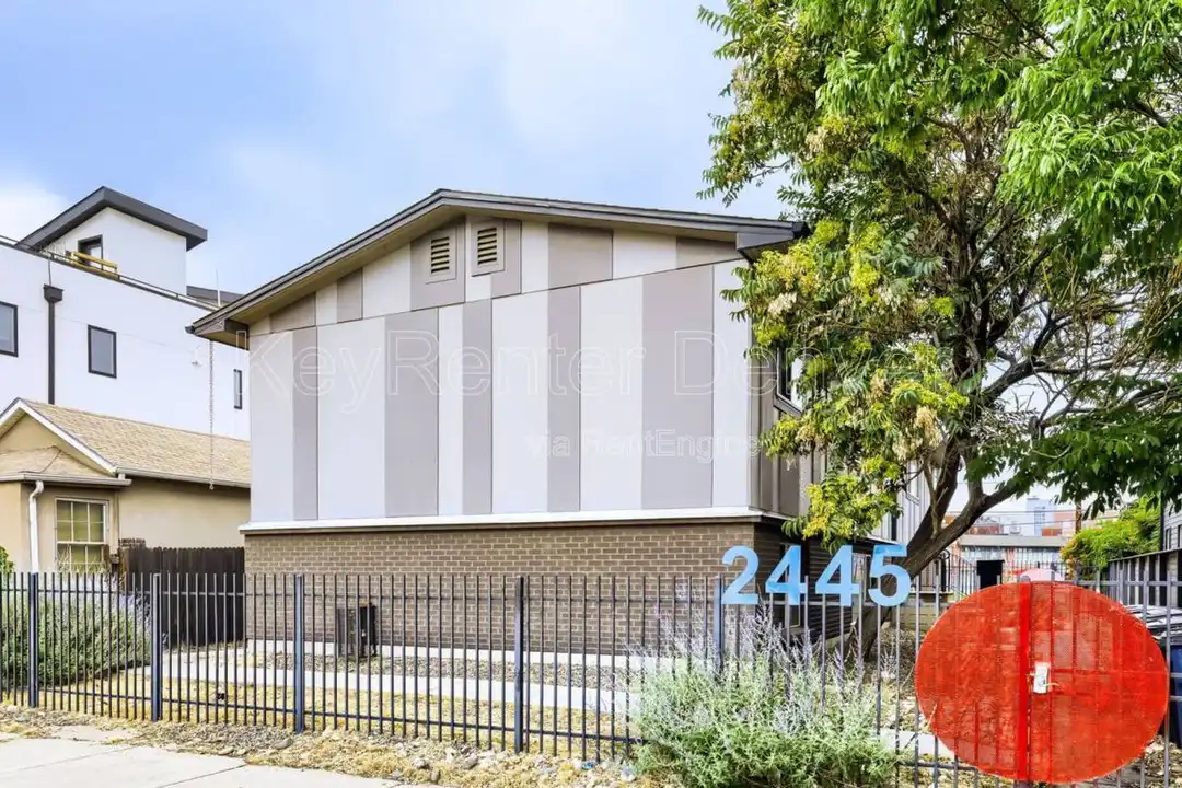 2445 Lawrence St unit D – pohled 2