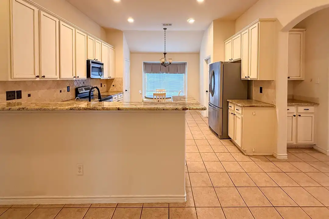 1615 Bur Oak Dr - More