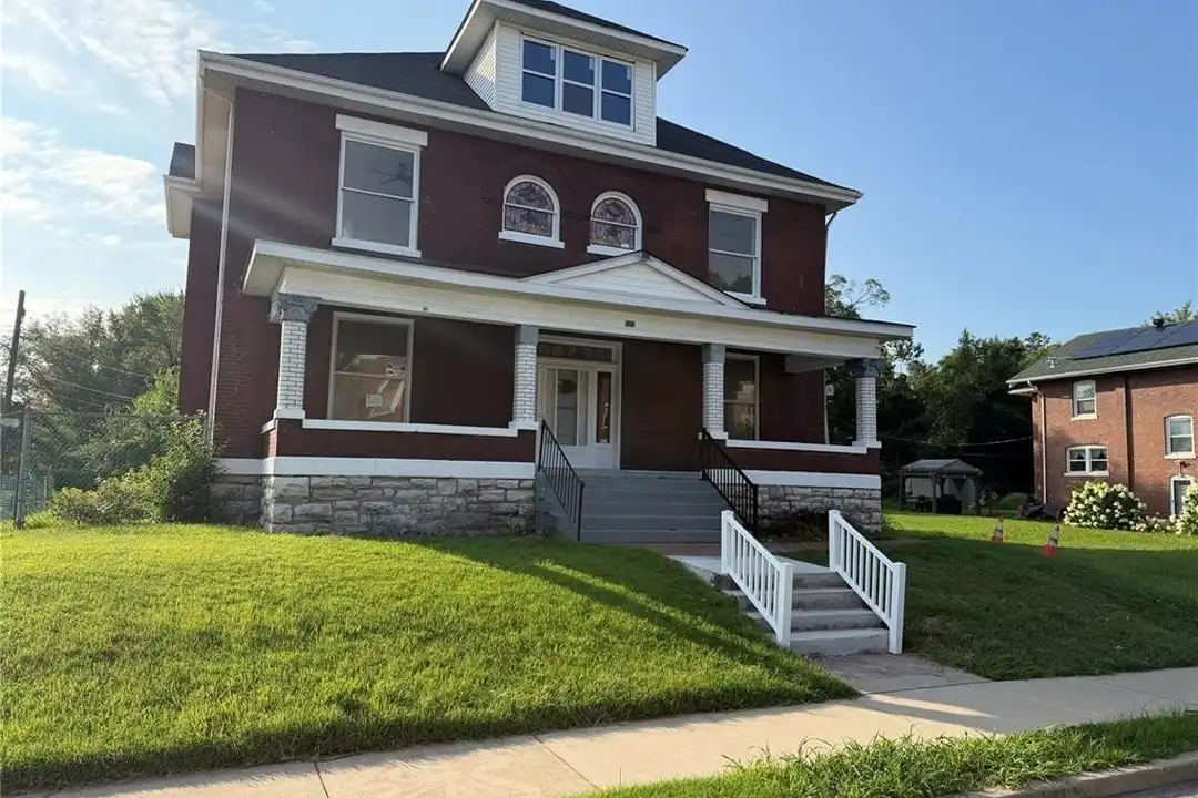570 Washington Pl – photo 1 of 15