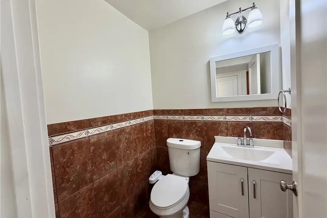 1477 W 20th St #7 - View 4