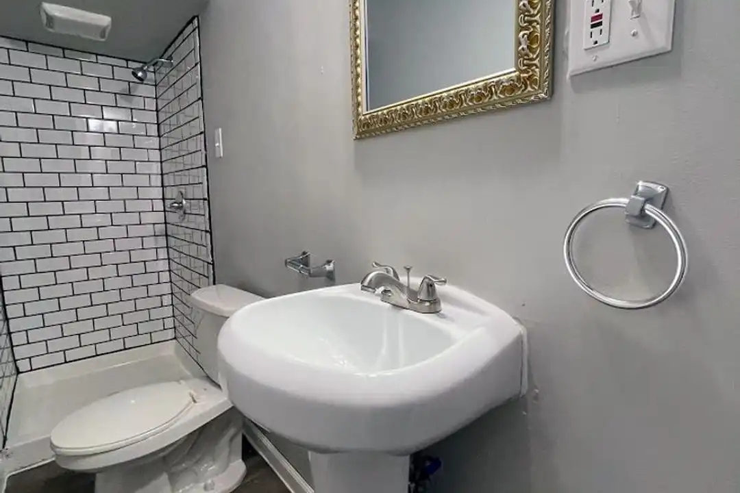 117 Crawford Ave unit Unit 2 – photo 1 of 8