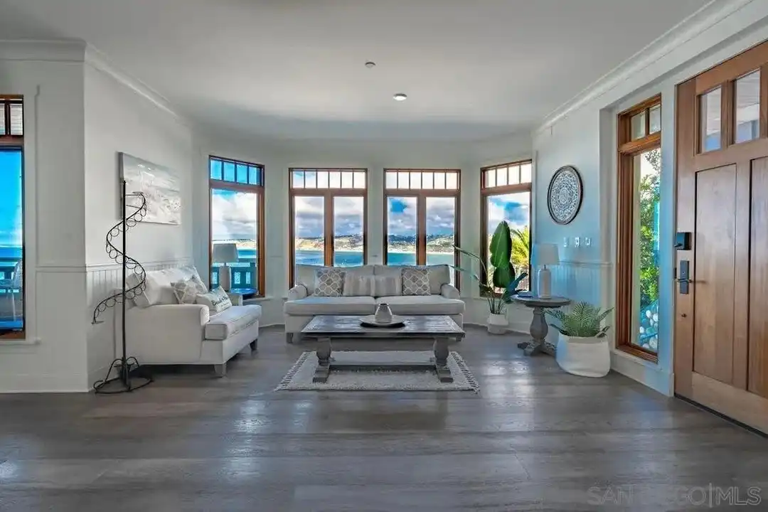 1249 Coast Blvd – další