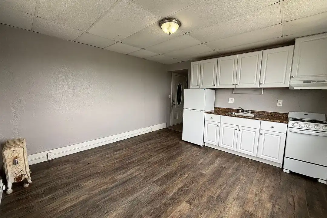 395 Donnan Ave – photo 1 of 8