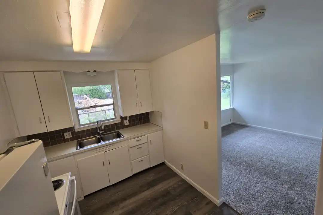 10910 Valley Ave E - More