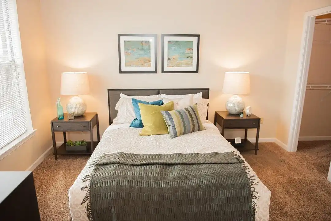 Waterford Place Apartment Homes - Mais