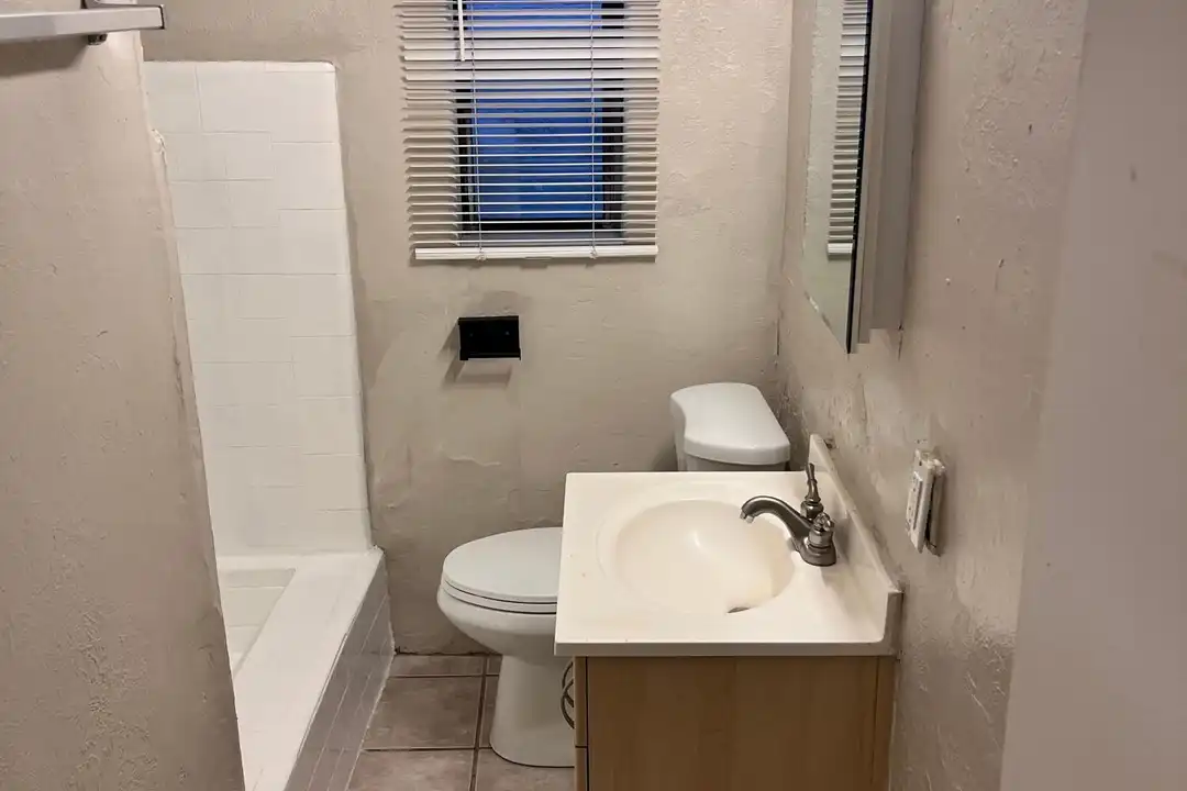 2620 N Stone Ave unit 2 - More