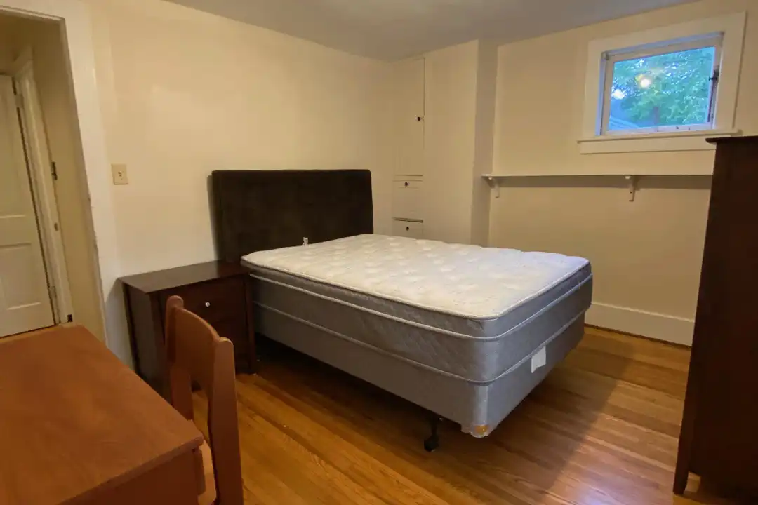 1031 Memorial Ave - More