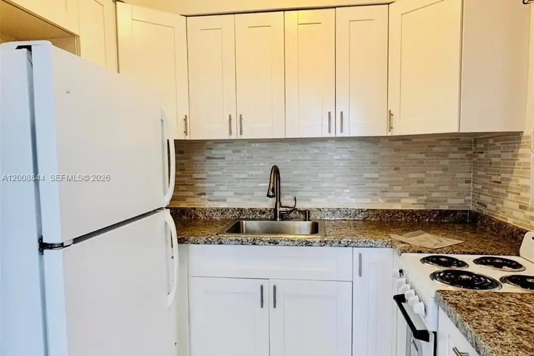Apartment in Hollywood - View 4