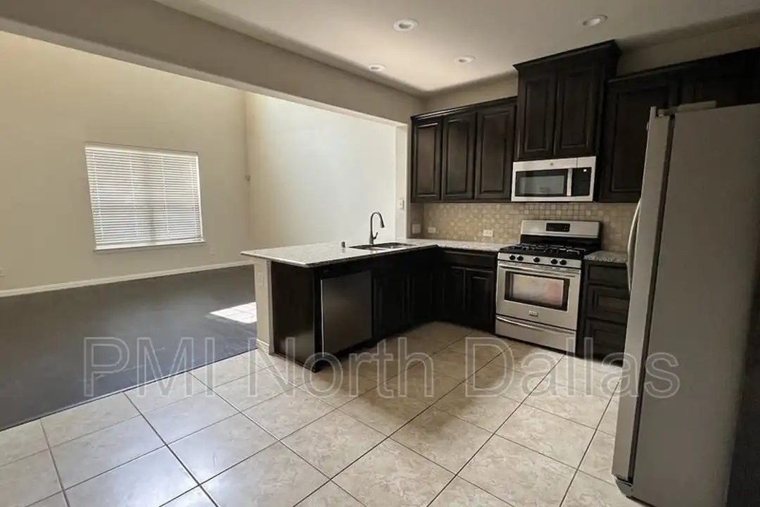 532 S Greenville Ave - View 4