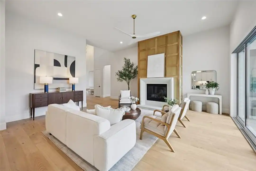 3845 Van Ness Ln - More