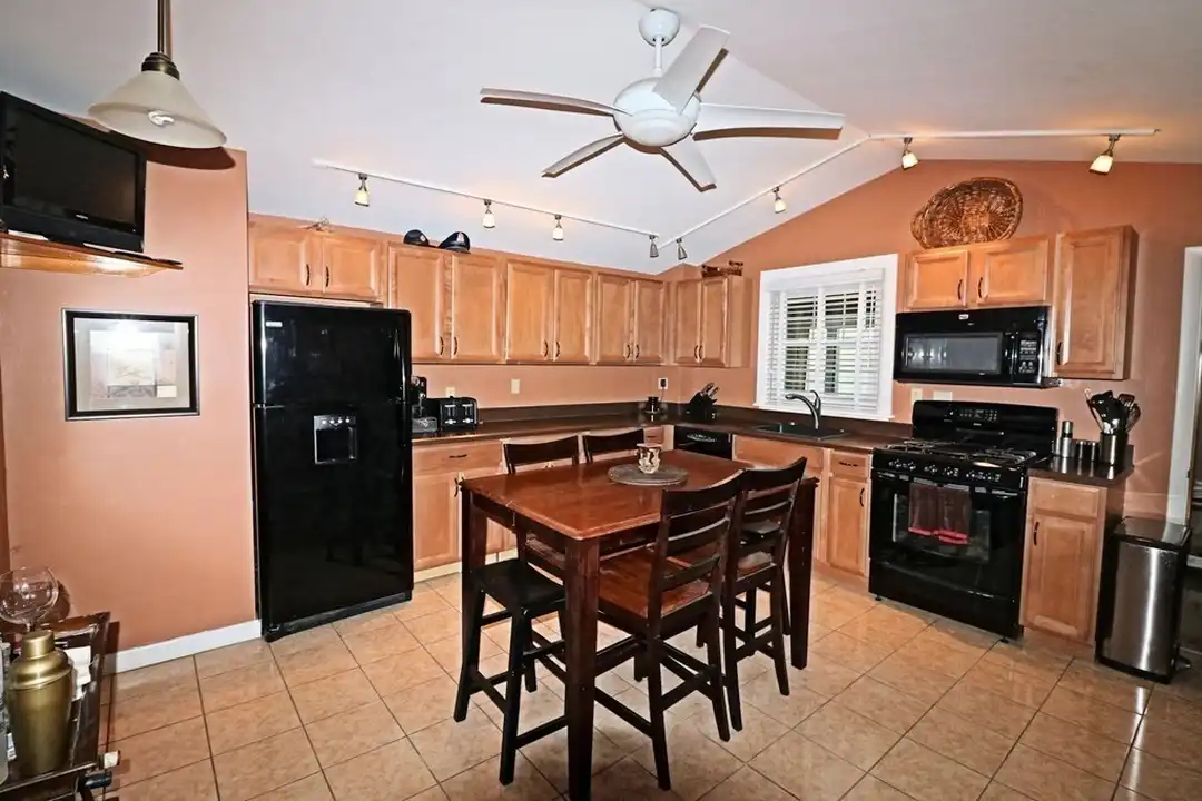 1040 Shirley St unit 1 - View 4