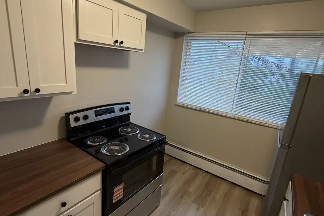 17731 Lakeshore Blvd unit 6 – photo 1