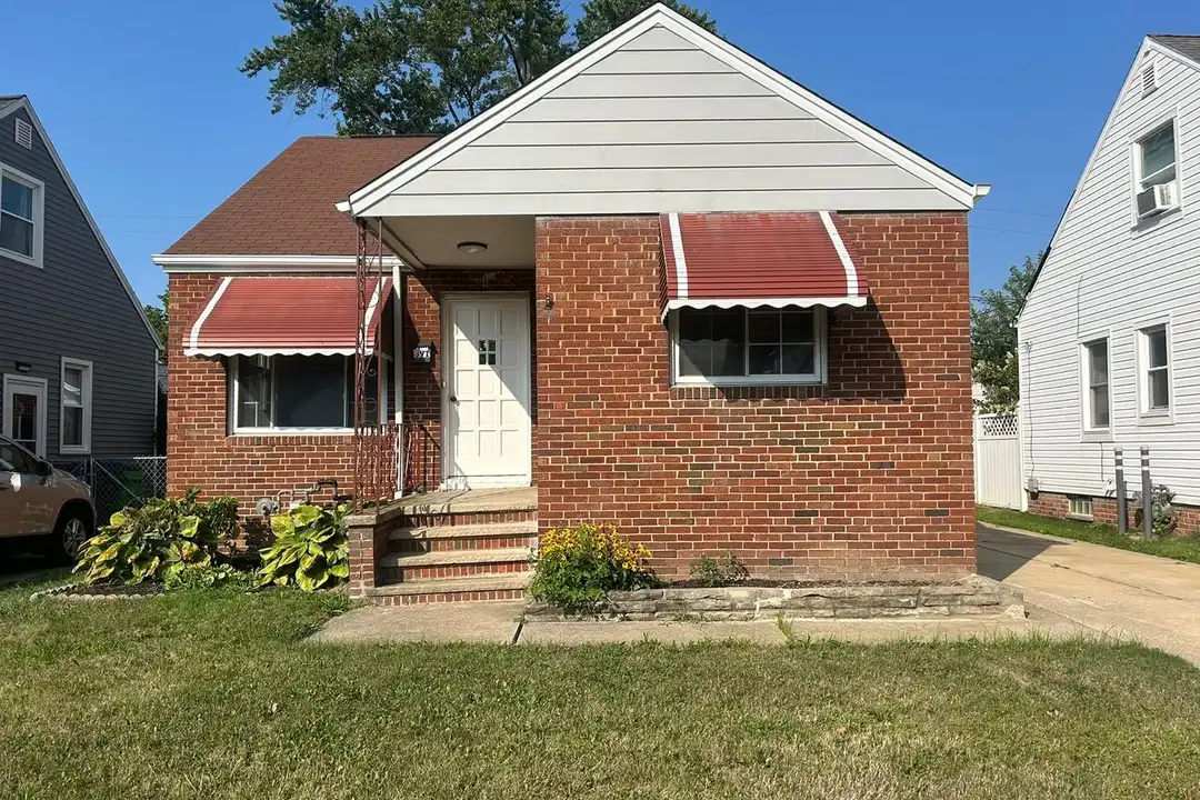 391 E 322nd St – photo 1