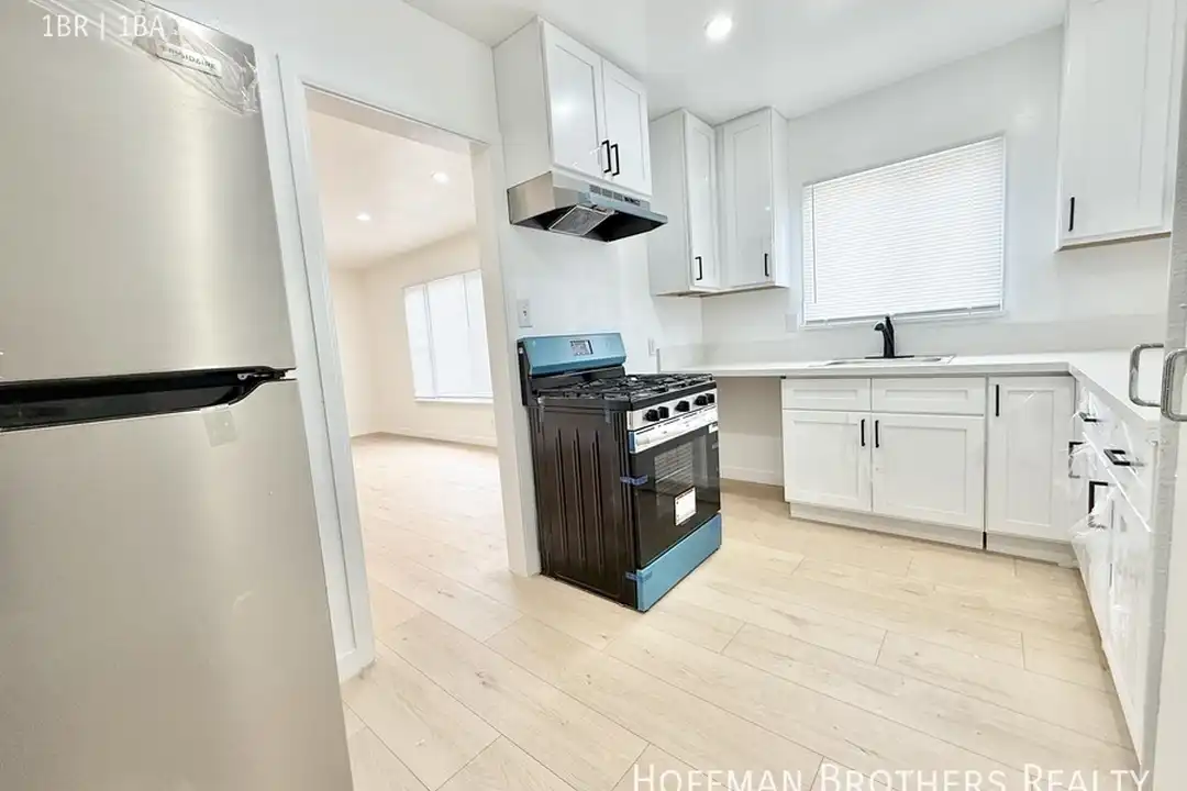 6083 Saturn St - View 2