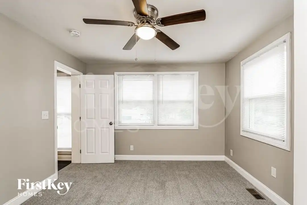 1104 Raynor St - More