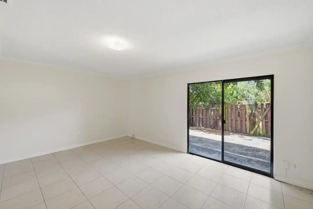 Apartment in West Palm Beach - View 3
