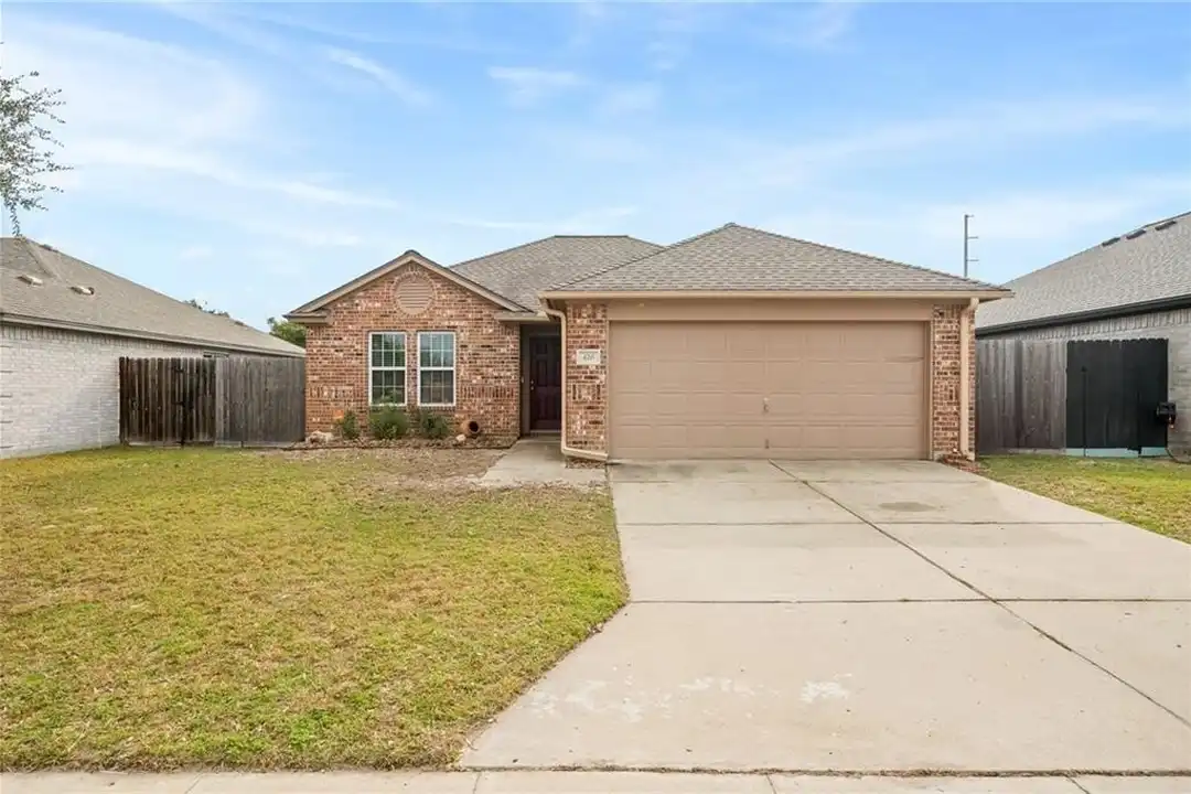 426 Oak Harbor Dr – photo 1 of 24