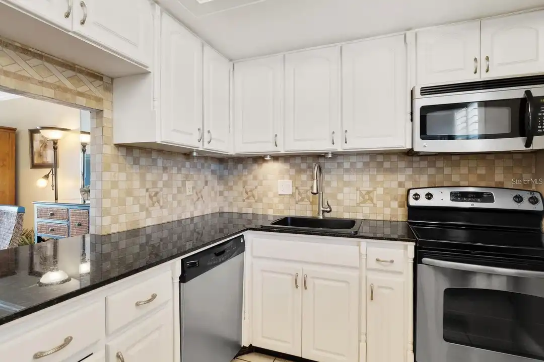 600 Sutton Pl #201 - View 5